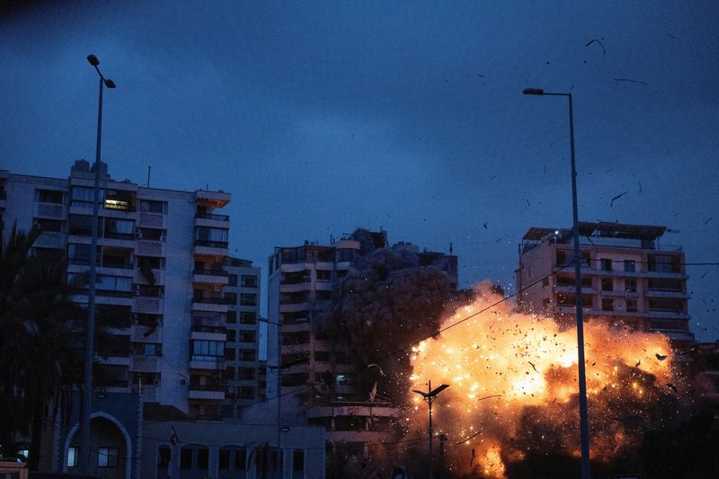 &copy; Reuters. A view shows the moment of an Israeli strike on a building, amid the ongoing hostilities between Hezbollah and Israeli forces, in the Chiyah district of Beirut's southern suburbs, Lebanon, November 25, 2024. REUTERS/Adnan Abidi