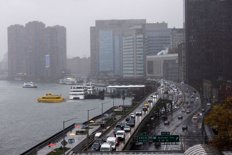 © Reuters. FILE PHOTO: Traffic is seen along 1st Avenue during a rainy day in New York City, U.S. November 21, 2024.  REUTERS/Eduardo Munoz/ File Photo