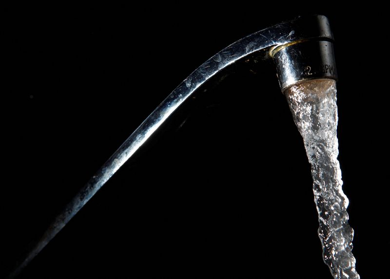 © Reuters. Tap water comes out of a faucet in New York, June 14, 2009. REUTERS/Eric Thayer/ File Photo