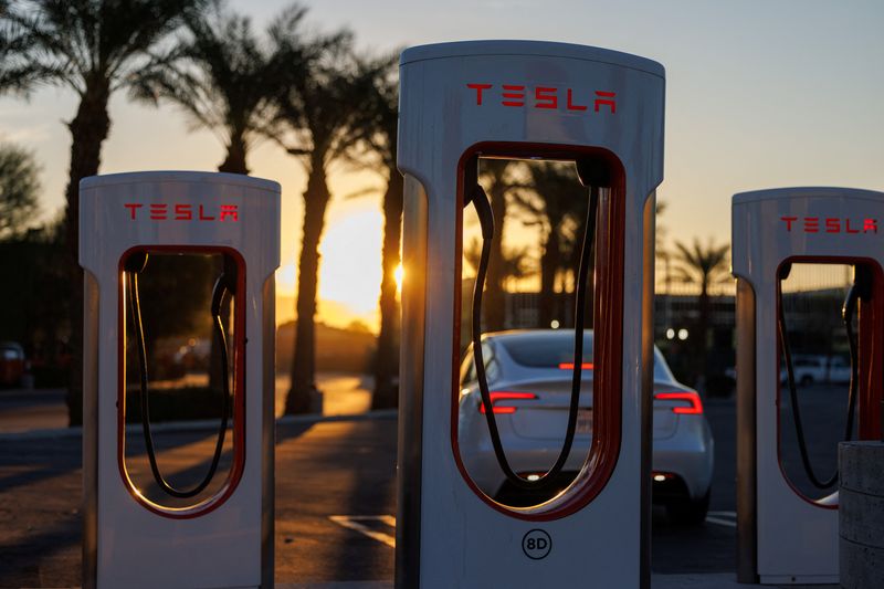 © Reuters. FILE PHOTO: Tesla super chargers are shown at a supercharging location in Indio, California, U.S., October 12, 2024. REUTERS/Mike Blake/File Photo