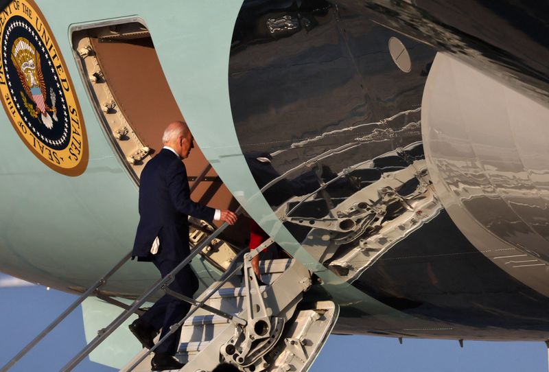 &copy; Reuters. Biden embarca no Força Aérea Umn25/11/2024nREUTERS/Leah Millis