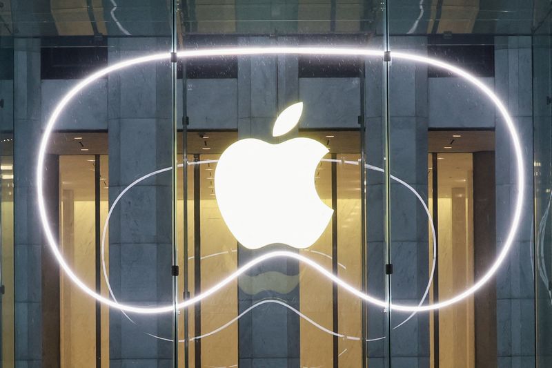 © Reuters. FILE PHOTO: A logo is pictured outside the Apple Fifth Avenue store as Apple's Vision Pro headset is presented there, in Manhattan in New York City, U.S., February 2, 2024. REUTERS/Brendan McDermid/File Photo