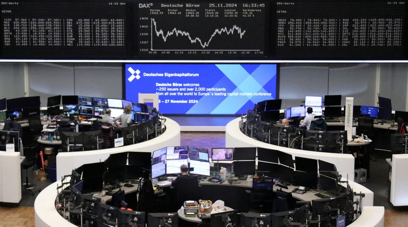 © Reuters. The German share price index DAX graph is pictured at the stock exchange in Frankfurt, Germany, November 25, 2024. REUTERS/Staff