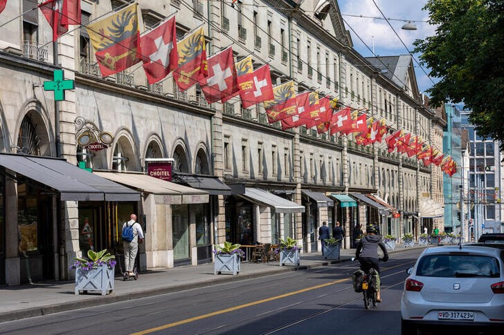 © Reuters. Swiss and Canton de Geneve flags are seen in Geneva, Switzerland, June 7, 2023.  REUTERS/Denis Balibouse/File Photo