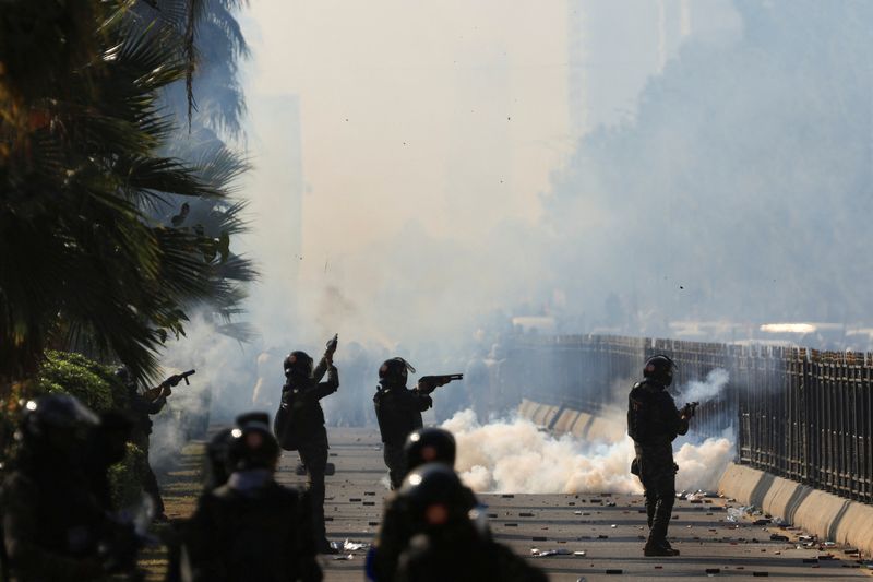 © Reuters. Security force personnel fire tear gas shells to prevent an anti-government rally by supporters of the former Pakistani Prime Minister Imran Khan's party Pakistan Tehreek-e-Insaf (PTI) in Islamabad, Pakistan, November 26, 2024. REUTERS/Akhtar Soomro