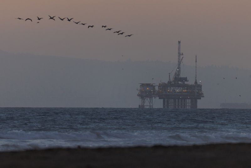 &copy; Reuters. Una piattaforma petrolifera offshore nei pressi della costa di Huntington Beach, California, Stati Uniti.  REUTERS/Mike Blake