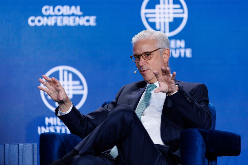 © Reuters. Charlie Scharf, CEO, Wells Fargo, speaks at the 2023 Milken Institute Global Conference in Beverly Hills, California, U.S., May 2, 2023. REUTERS/Mike Blake/File Photo