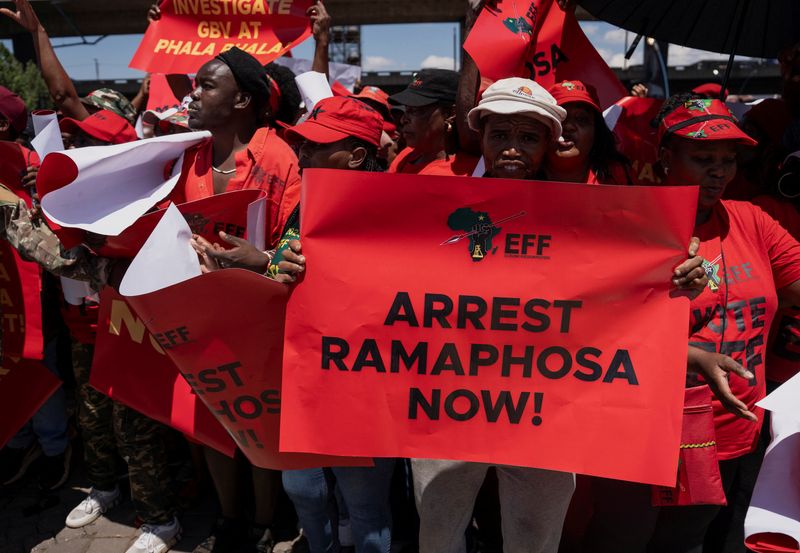 © Reuters. Members of the Economic Freedom Fighters (EFF) protest in the streets as they make their way to the Constitutional Court, where the political party is challenging the National Assembly’s rejection of a report that could have led to impeachment proceedings against President Cyril Ramaphosa due to the Phala Phala scandal at his private game farm in Johannesburg, South Africa, November 26, 2024. REUTERS/Ihsaan Haffejee