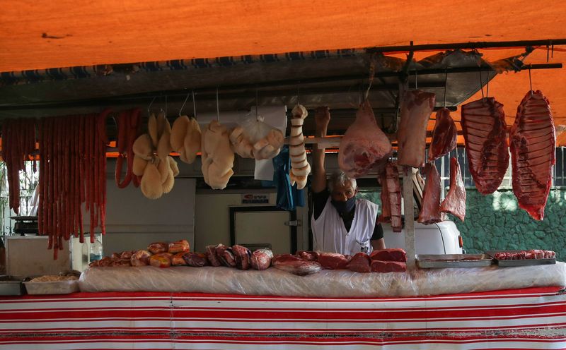 © Reuters. FILE PHOTO: A vendor looks on at a weekly street market in Rio de Janeiro, Brazil, September 2, 2021. REUTERS/Ricardo Moraes/File Photo