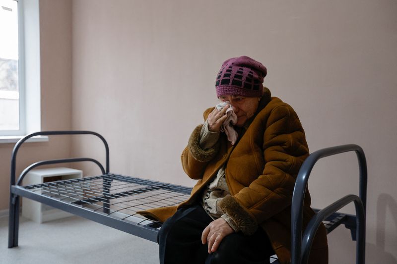 &copy; Reuters. Resident Florida Troshina, 74, reacts after receiving her new apartment in a restored house during a ceremony in the course of Russia-Ukraine conflict in the town of Avdiivka (Avdeyevka) in the Donetsk region, Russian-controlled Ukraine, November 25, 2024