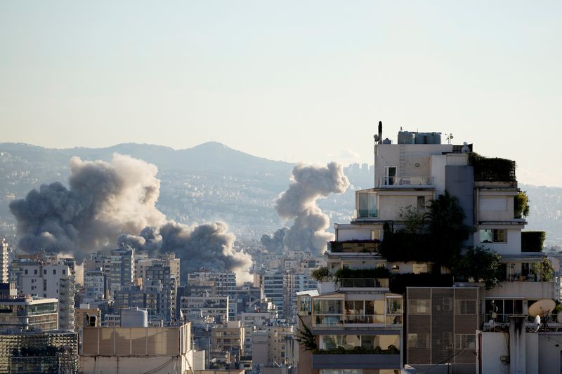 &copy; Reuters. Smoke billows over Beirut's southern suburbs, after Israeli strikes, amid the ongoing hostilities between Hezbollah and Israeli forces, as seen from Ashrafieh, Lebanon, November 26, 2024. REUTERS/Adnan Abidi