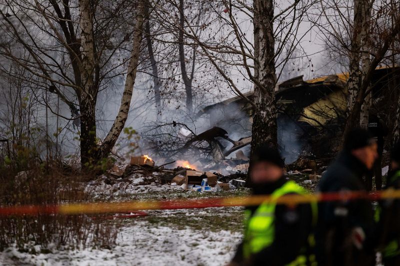 &copy; Reuters. Destroços de aeronave da empresa de logística DHL perto do aeroporto de Vilnius, na Lituânian25/11/2024 Lukas Balandis/BNS via REUTERS