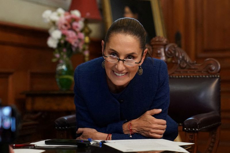 ©Reuters. FOTO DO ARQUIVO: A presidente do México, Claudia Sheinbaum, fala por telefone com o presidente eleito dos EUA, Donald Trump, para parabenizá-lo por sua vitória nas eleições presidenciais dos EUA, no Palácio Nacional da Cidade do México, México, 7 de novembro de 2024. Claudia Sheinbaum via X/Handout via REUTERS/Foto de arquivo