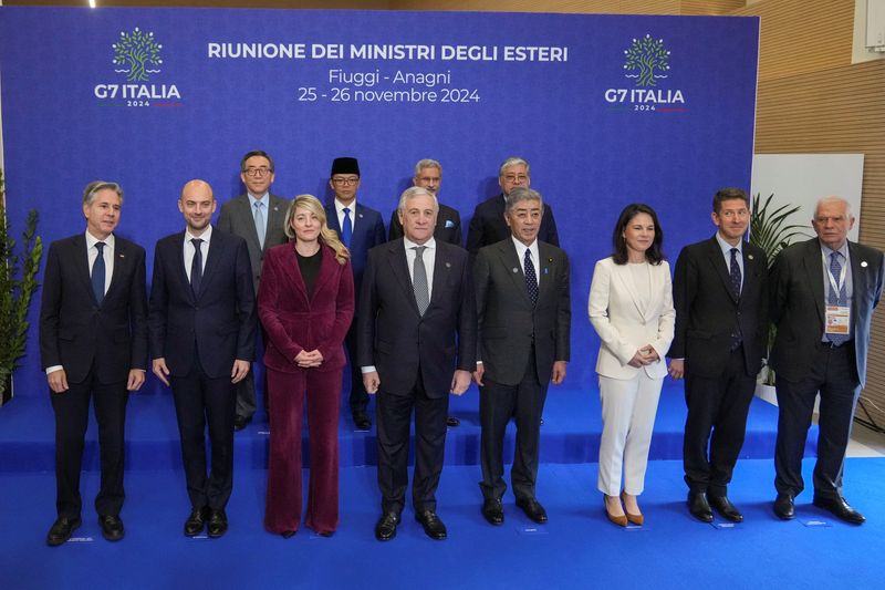 &copy; Reuters. Il Segretario di Stato Antony Blinken, il Ministro degli Esteri francese Jean-Noel Barrot, il Ministro degli Esteri canadese Melanie Joly, il Ministro degli Esteri italiano Antonio Tajani, il Ministro degli Esteri giapponese Takeshi Iwaya, il Ministro deg