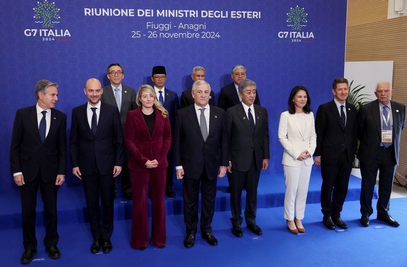 &copy; Reuters. Ministros das Relações Exteriores dos países do G7 posam para foto durante reunião em Giuggi, na Itálian26/11/2027 REUTERS/Claudia Greco