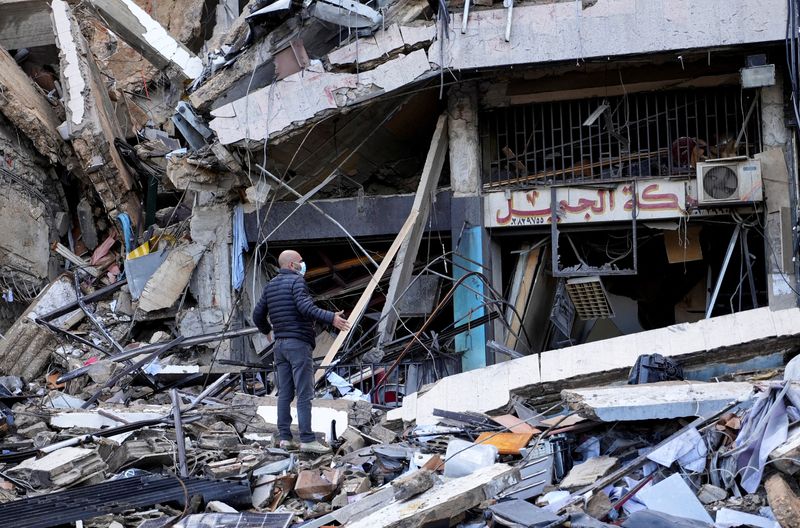 © Reuters. A man gestures as he stands on the rubble of a damaged site, in the aftermath of Israeli strikes on Beirut's southern suburbs, amid the ongoing hostilities between Hezbollah and Israeli forces, Lebanon November 26, 2024. REUTERS/Mohammed Yassin    