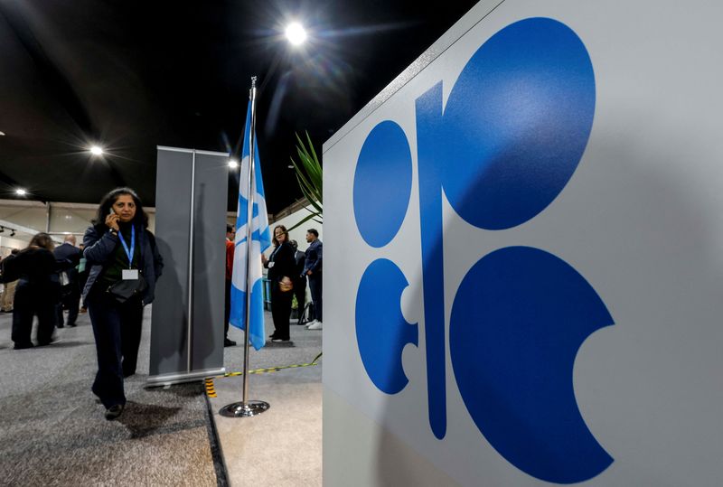 &copy; Reuters. Una donna passa davanti al logo dell'Opec durante la conferenza delle Nazioni Unite sui cambiamenti climatici COP29, a Baku, Azerbaigian, il 13 novembre 2024. REUTERS/Maxim Shemetov