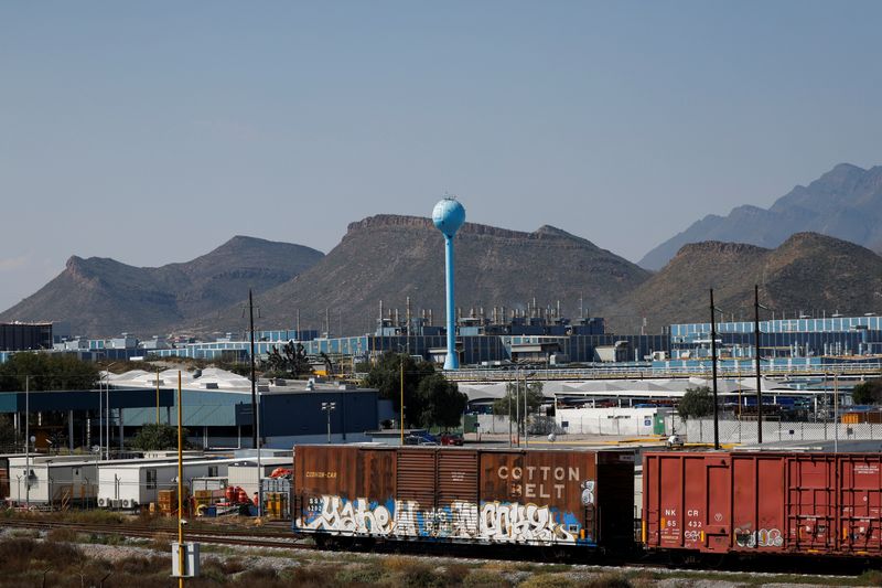 © Reuters. FILE PHOTO: A general view of the Ramos Arizpe plant of General Motors, which exports vehicles to the U.S. and Canada, in Ramos Arizpe, Coahuila state, Mexico November 2, 2024. REUTERS/Daniel Becerril/File Photo