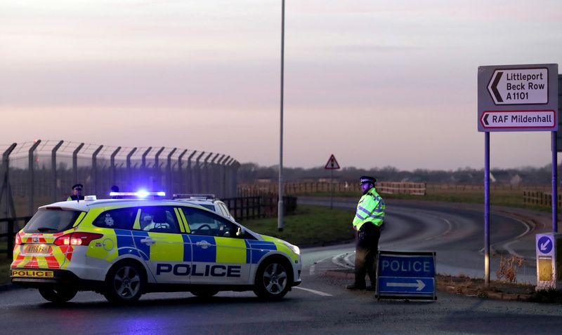 © Reuters. FILE PHOTO: British police stand guard at the entrance to the US Air Force base at RAF Mildenhall, Suffolk, Britain December 18, 2017. REUTERS/Chris Radburn/File Photo