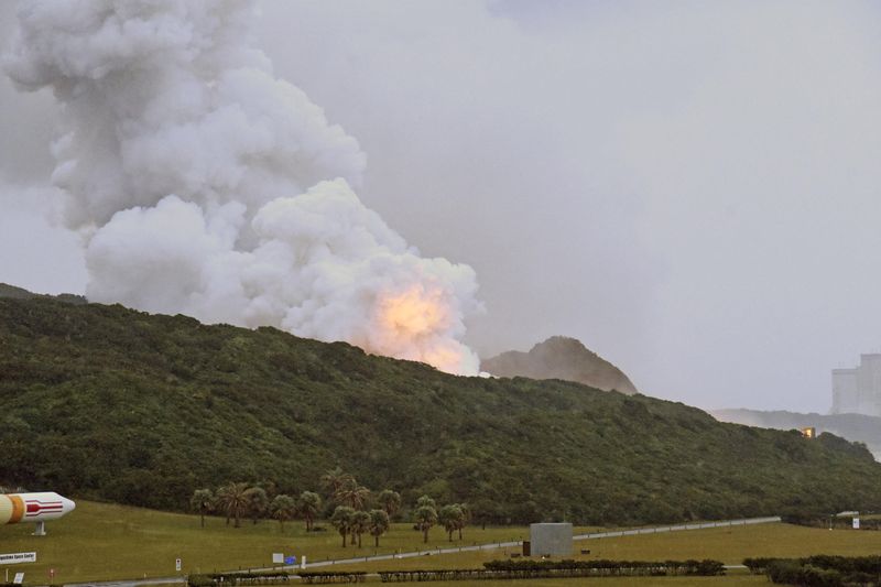 &copy; Reuters. Incêndio após teste de combustão do motor do foguete Epsilon S em desenvolvimento é visto no Centro Espacial Tanegashima, na ilha de Tanegashima, no sudoeste do Japãon26/11/2024nKyodo/via REUTERS