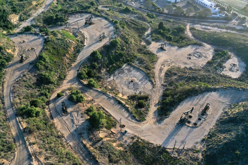 © Reuters. FILE PHOTO: Pumpjacks and oil wells are seen at the Inglewood Oil Field in Culver City, the largest urban oil field in the United States, in California, U.S., March 10, 2022. Picture taken March 10, 2022. Picture taken with a drone. REUTERS/Bing Guan/File Photo