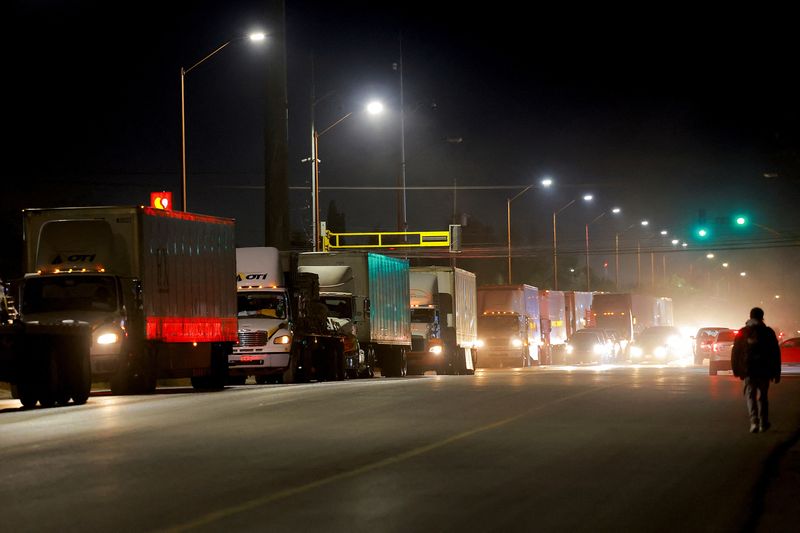 &copy; Reuters. Caminhões esperam em fila para cruzar fronteira para os EUA, em Ciudad Juarez, no Méxicon25/11/2024nREUTERS/Jose Luis Gonzalez