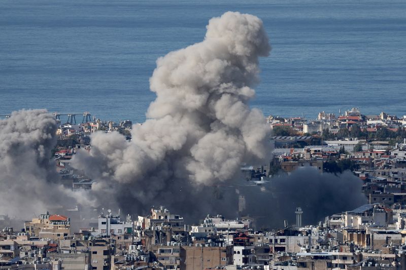 &copy; Reuters. Ondas de fumaça sobre subúrbios ao sul de Beirute após um ataque israelense, vistas de Baabda, no Líbanon26/11/2024nREUTERS/Mohamed Azakir