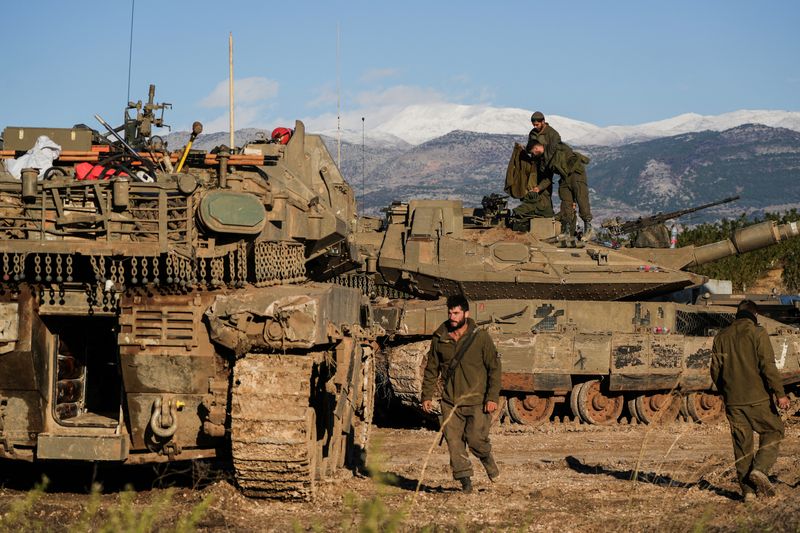 &copy; Reuters. Israeli soldiers stand on a tank, amid cross-border hostilities between Hezbollah and Israel, by Israel's border with Lebanon in northern Israel, November 26, 2024. REUTERS/Ayal Margolin   