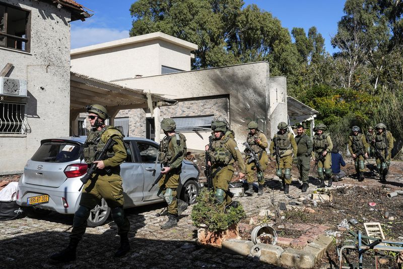 © Reuters. Israeli soldiers visit the site where a house was damaged, after Israel's military reported projectiles crossing over to Israel from Lebanon, amid hostilities between Hezbollah and Israeli forces, November 26, 2024. REUTERS/Ayal Margolin    