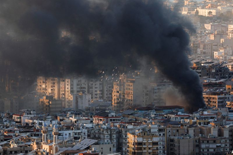 © Reuters. Smoke billows over Beirut's southern suburbs, after an Israeli strike, amid the ongoing hostilities between Hezbollah and Israeli forces, as seen from Baabda, Lebanon, November 26, 2024. REUTERS/Mohamed Azakir   