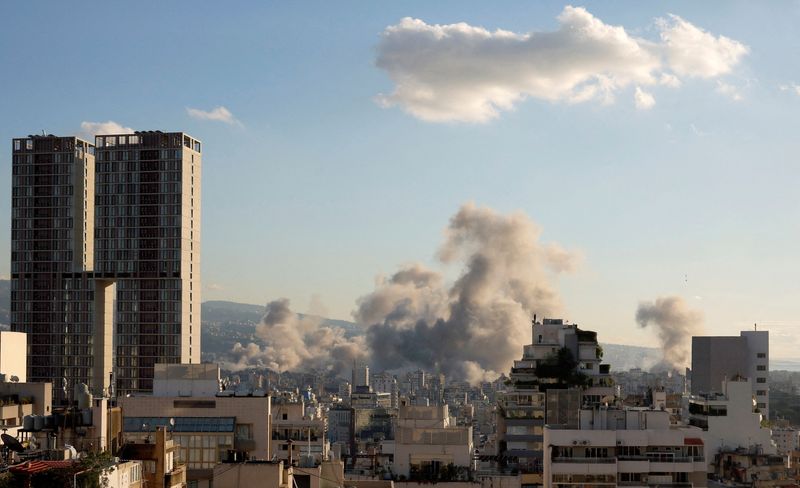 © Reuters. Smoke billows over Beirut's southern suburbs, after Israeli strikes, amid the ongoing hostilities between Hezbollah and Israeli forces, as seen from Ashrafieh, Lebanon, November 26, 2024. REUTERS/Adnan Abidi   