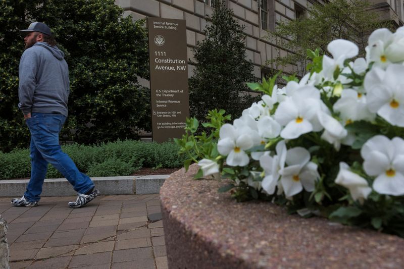 &copy; Reuters. FILE PHOTO: A person walks near the U.S. Internal Revenue Service building in Washington, U.S., April 7, 2023. REUTERS/Tom Brenner/ File Photo