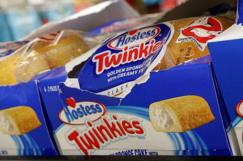 &copy; Reuters. FILE PHOTO: Hostess Brands "Twinkies" are displayed in a store in the Manhattan borough of New York City, U.S. July 5, 2016.  REUTERS/Brendan McDermid/File Photo