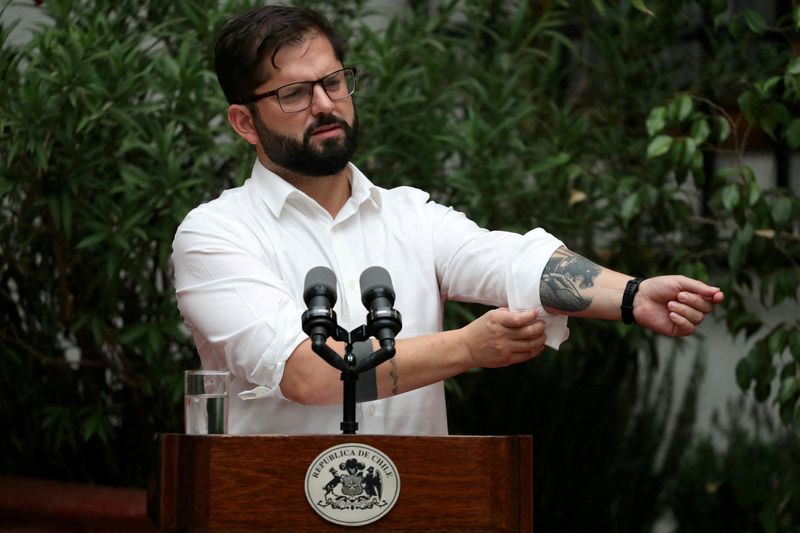 &copy; Reuters. FILE PHOTO: Chile's President Gabriel Boric attends a news conference with foreign correspondents at La Moneda Palace in Santiago, Chile March 14, 2022. REUTERS/Ivan Alvarado 