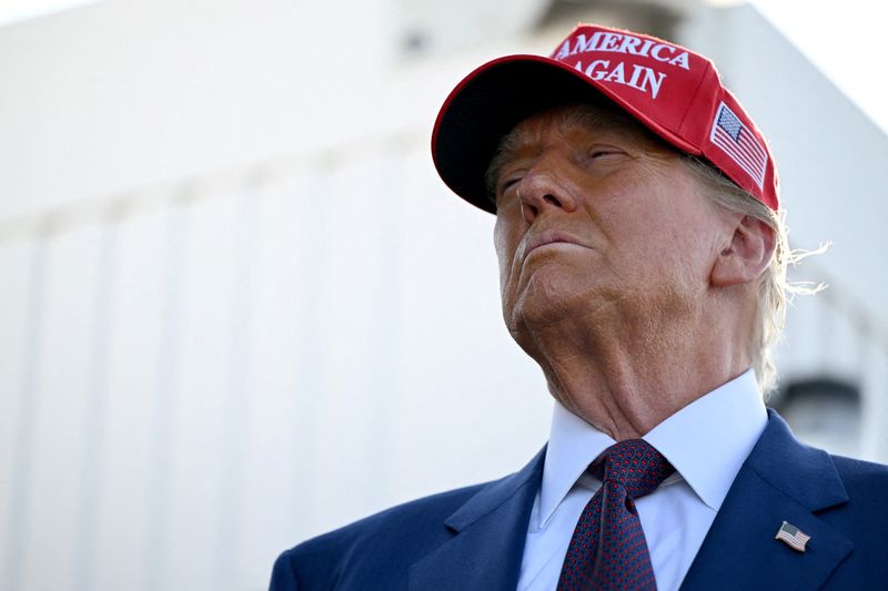 &copy; Reuters. FILE PHOTO: U.S. President-elect Donald Trump attends a viewing of the launch of the sixth test flight of the SpaceX Starship rocket, in Brownsville, Texas, U.S., November 19, 2024 . Brandon Bell/Pool via REUTERS/File Photo