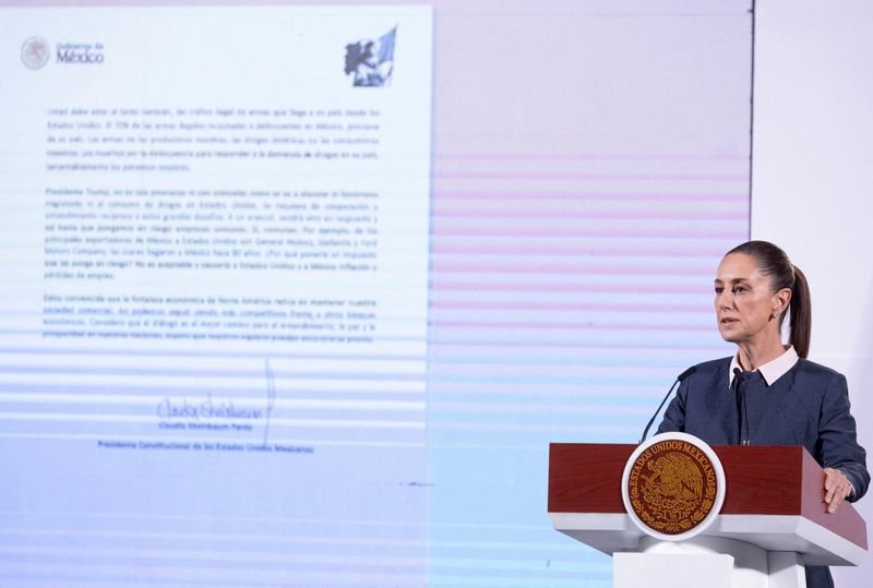 © Reuters. Mexican President Claudia Sheinbaum speaks after reading a letter to be sent to U.S. President-elect Donald Trump, warning that tariffs would cause inflation and job losses in both countries, at National Palace in Mexico City, Mexico, November 26, 2024. Carlos Ramos Mamahua/Presidencia de Mexico/Handout via REUTERS