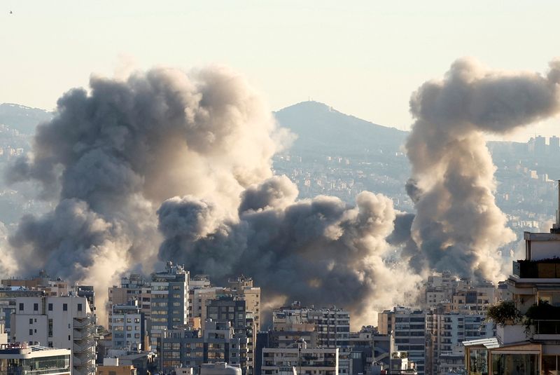 &copy; Reuters. Smoke billows over Beirut's southern suburbs, after Israeli strikes, amid the ongoing hostilities between Hezbollah and Israeli forces, as seen from Ashrafieh, Lebanon, November 26, 2024. REUTERS/Adnan Abidi