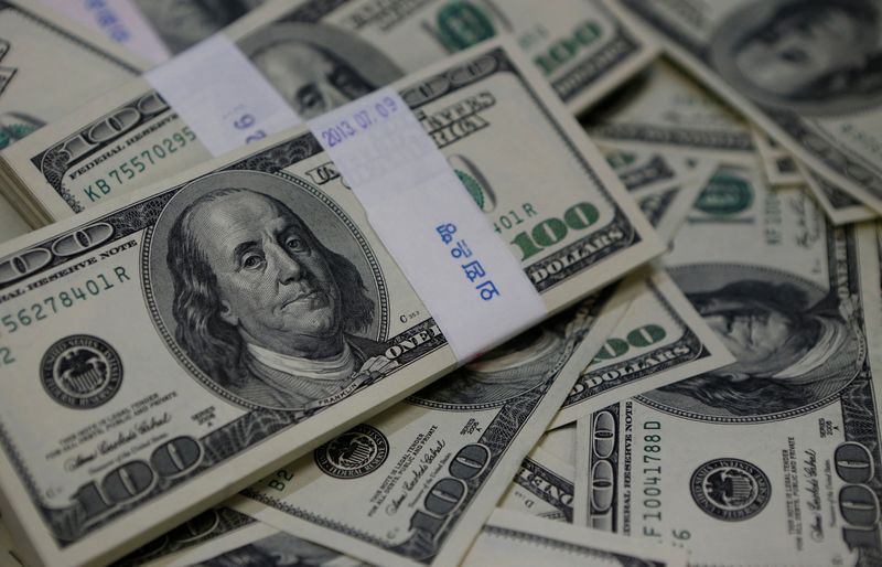 © Reuters. FILE PHOTO: U.S. one-hundred dollar bills are seen in this photo illustration at a bank in Seoul August 2, 2013.  REUTERS/Kim Hong-Ji/File Photo