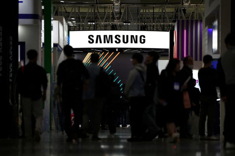 © Reuters. FILE PHOTO: The logo of Samsung Electronics is seen at its booth during The 26th Semiconductor Exhibition 2024 in Seoul, South Korea, October 23, 2024.   REUTERS/Kim Hong-Ji/File Photo