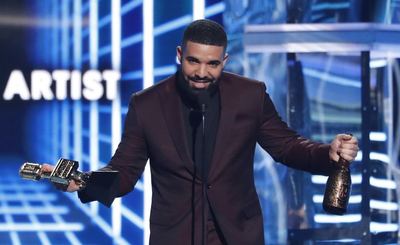 &copy; Reuters. 2019 Billboard Music Awards- Show - Las Vegas, Nevada, U.S., May 1, 2019 - Drake accepts for Billboard Awards Top Male Artist. REUTERS/Mario Anzuoni/ File Photo