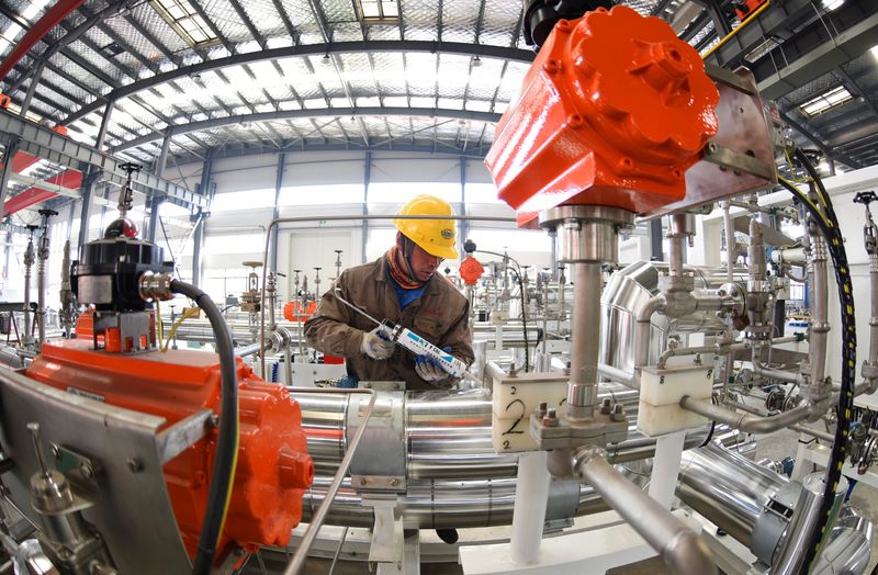 © Reuters. FILE PHOTO: A man works on manufacturing LNG equipment at a factory of the COSCO Liquid Loading and Unloading Equipment company in Lianyungang, Jiangsu province, China January 27, 2019. REUTERS/Stringer/File Photo