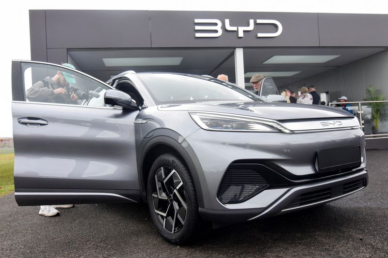 © Reuters. FILE PHOTO: Members of the press and the general public check out the Atto 3 electric SUV made by Chinese carmaker BYD, at the Fully Charged Live electric vehicle trade show in Farnborough, Britain, April 28, 2023. REUTERS/Nick Carey/File Photo