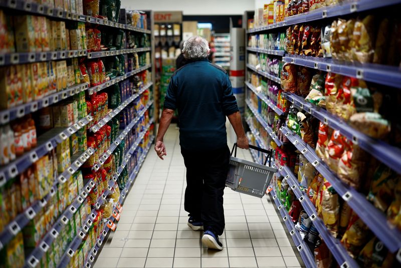 © Reuters. FILE PHOTO: A man shops in a supermarket in Chanverrie, France, October 16, 2024. REUTERS/Stephane Mahe/File Photo