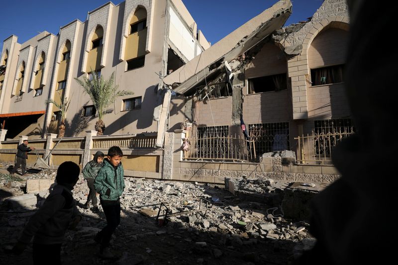 © Reuters. Palestinian children walk at the site of an Israeli strike on a school sheltering displaced people, amid the Israel-Hamas conflict, in Gaza City November 27, 2024. REUTERS/Dawoud Abu Alkas