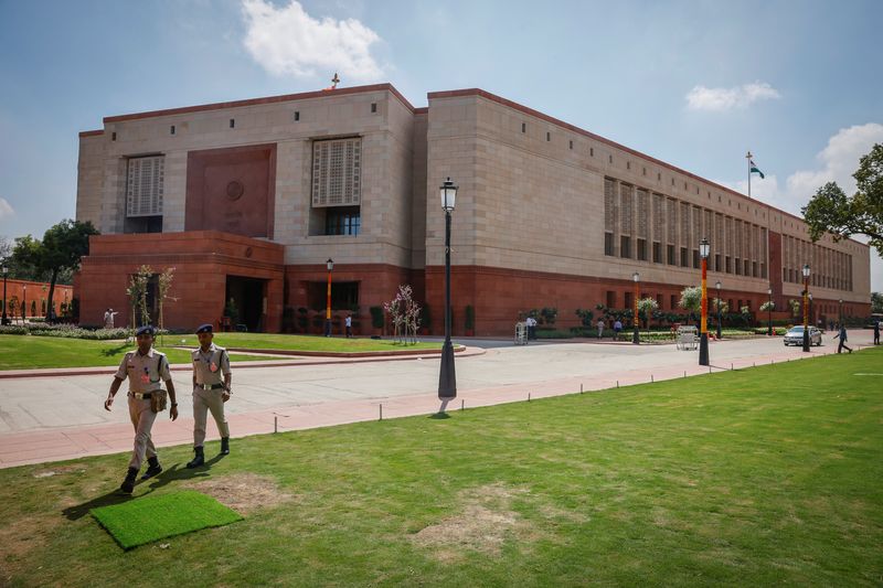 © Reuters. Police officers walk in front of India's parliament building in New Delhi, September 18, 2023. REUTERS/Adnan Abidi/File Photo