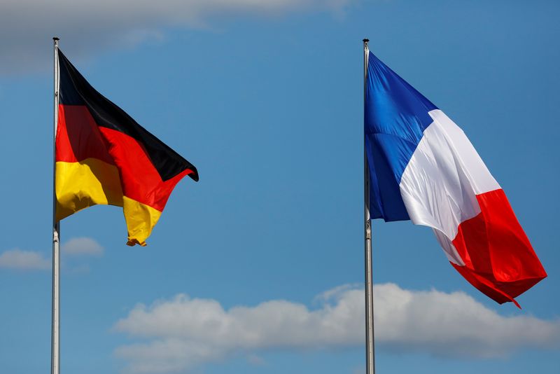 &copy; Reuters. La bandiera tedesca e la bandiera francese sventolano a Berlino, in Germania.. REUTERS/Pawel Kopczynski