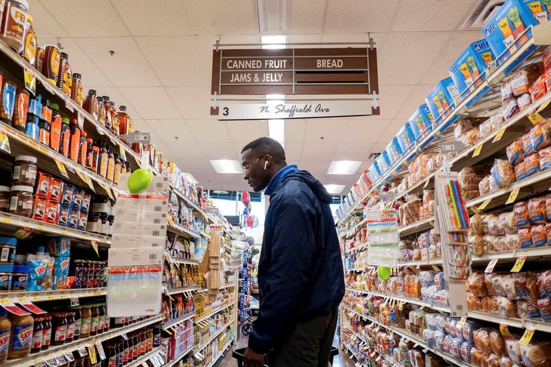 © Reuters. FILE PHOTO: A customer shops at Jewel-Osco ahead of the Thanksgiving holiday in Chicago, Illinois, U.S. November 21, 2023.  REUTERS/Vincent Alban/File Photo