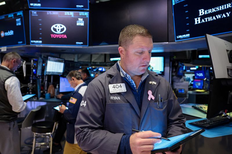 © Reuters. FILE PHOTO: Traders work on the floor at the New York Stock Exchange (NYSE) in New York City, U.S., November 22, 2024.  REUTERS/Brendan McDermid/File Photo