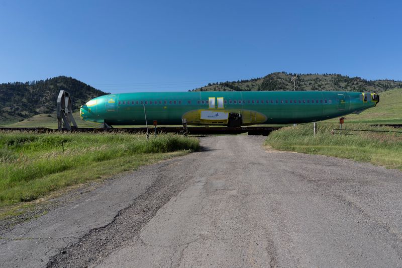 © Reuters. FILE PHOTO: A train transports a Boeing 737 fuselage manufactured by Spirit AeroSystems near Bozeman, Montana, U.S., July 25, 2019. Picture taken July 25, 2019. REUTERS/Charles Eckert/File Photo