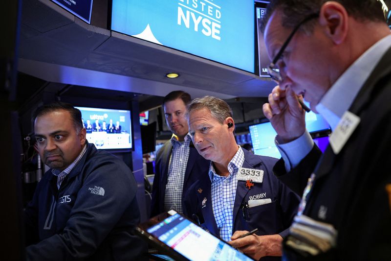 © Reuters. FILE PHOTO: Traders work on the floor at the New York Stock Exchange (NYSE) in New York City, U.S., November 22, 2024.  REUTERS/Brendan McDermid/File Photo